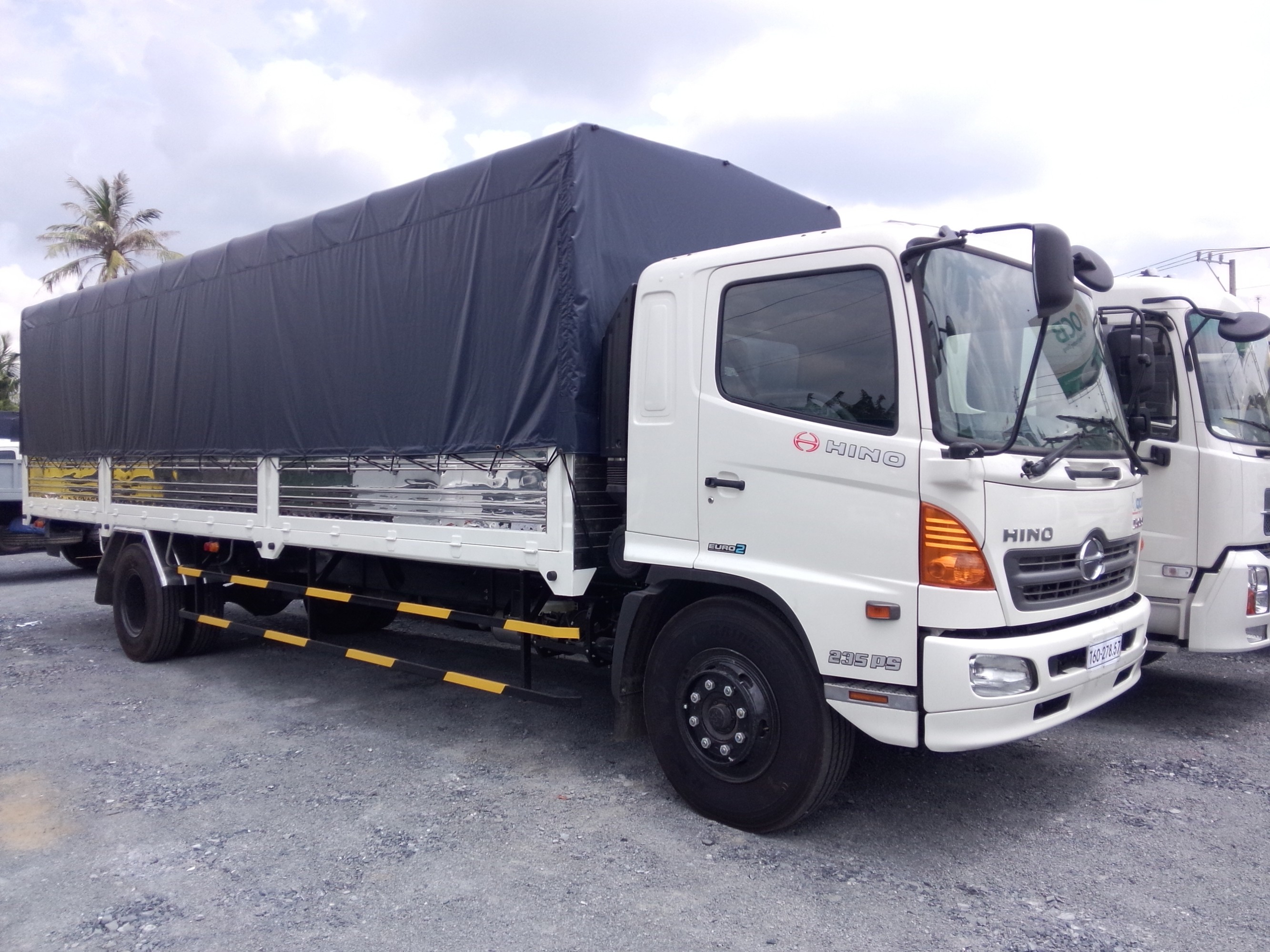 Vè Che Mưa Xe Tải HINO FG 9T4 Vè Che Mưa Xe Tải HINO FG 9T4